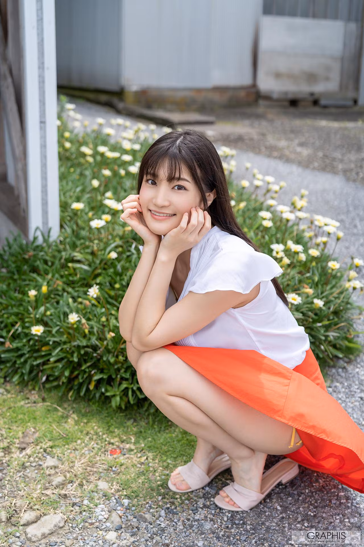 海边堤坝背景下的小清新户外性感女性诱惑